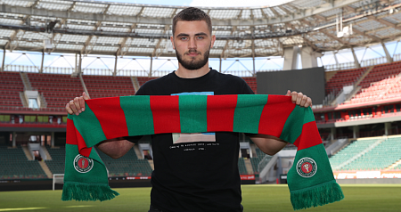 Lokomotiv signs Maksim Nenakhov