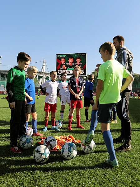 Более 300 детей на футбольном празднике